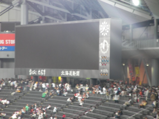 真っ暗になったバックスクリーン